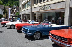 Eine ganze Reihe Mustangs - kein alltäglicher Anblick. (Bild: Franziska Herger, Sarnen, 8. Juni 2019)