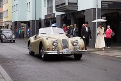 Wie aus früheren Zeiten – beachten Sie das kostümierte Paar, welches neben dem hübschen beigen Oldtimer hergeht. (Bild: Jakob Ineichen, 9. Juni 2019)