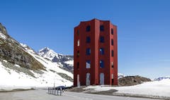 Der zehneckige Origen-Turm steht auf dem Julierpass. (Bild: André Egli, Julierpass, 2. Juni 2019)