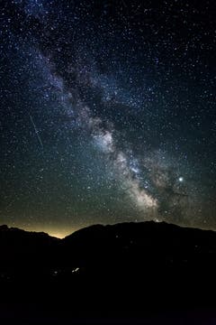 Wunderschöne Sternennacht mit Sternschnuppe im Entlebuch über der Beichlen. (Bild: Vinzenz Blum, 5. Juni 2019)