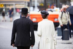 Auch die Aufmache muss stimmen: Oldtimer-Fans kleiden sich zur Feier des Tages der damaligen Zeit gemäss. (Bild: Jakob Ineichen, 9. Juni 2019)