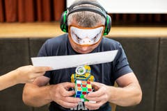 Die blinde 3x3-Kategorie. Die Spieler tragen nicht nur die Augenklappen, die Schiedsrichter halten ihnen noch ein Blatt vor die Hände, damit sie auch sicher nicht spienzlen können.