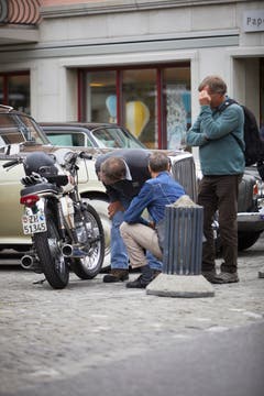 Oldtimer-Fans nehmen die Gefährte unter die Lupe. (Bild: Jakob Ineichen, 9. Juni 2019)