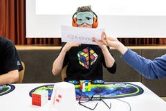 Die Augenklappen bringen die Cuber selber mit.