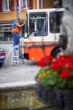 Auch ein Oldtimerbus zeigt sich von seiner schönsten Seite – und wird noch kurzerhand poliert. (Bild: Jakob Ineichen, 9. Juni 2019)