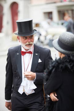 Oldtimer-Fans haben sich der damaligen Zeit entsprechend gekleidet: Das verleiht dem OiO ein gewisses Flair. (Bild: Jakob Ineichen, 9. Juni 2019)
