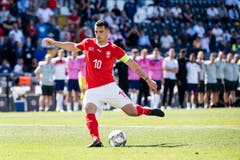 Granit Xhaka (Mittelfeld): Er kämpft und läuft bis zum Schluss viel, auch in der 120. Minute noch. Spielerisch ist der Captain jedoch nicht ganz der Leader, der er sein will und kann. Wird aber auch zugestellt von den Engländern. Xhaka hat die einzige wirkliche Grosschance der Schweizer, aus der er mehr machen könnte. Versenkt seinen Penalty sicher – nicht wie 2016 an der EM. Note: 4,5.