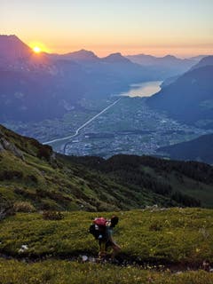 Abendwanderung zum Schwarzgrat mit Aussicht auf den Talboden und Urnersee. Als Dessert gabs noch einen wunderschönen Sonnenuntergang, welcher die Strapazen vergessen liess. (Bild: Jasmin Gnos, 29. Juni 2019)