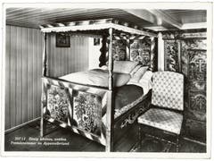 So schlief man früher im Appenzellerland: Ein Himmelbett im Gasthaus zum Bären in Gonten. (Bild: Foto Gross, St.Gallen/Landesarchiv AI)