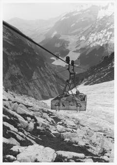 Der verletzte Bergsteiger wird mit der Mesmer-Materialbahn abtransportiert. (Bild: Emil Grubenmann, Appenzell/Landesarchiv AI)