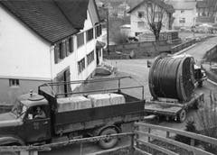 Transport des Tragseils für die neue Luftseilbahn Brülisau – Hoher Kasten in Weissbad, aufgenommen am 13. April 1964. Das Seil stammte von der Firma Fatzer aus Romanshorn. (Bild: Emil Grubenmann, Appenzell/Landesarchiv AI)