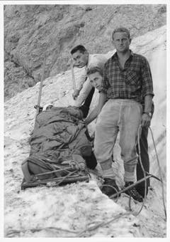 Dokumentation einer Rettungsübung: Ein verunglückter Bergsteiger wird auf dem Kanadierschlitten für den Abtransport vorbereitet – aufgenommen am 3. Juli 1966. (Bild: Emil Grubenmann, Appenzell/Landesarchiv AI)