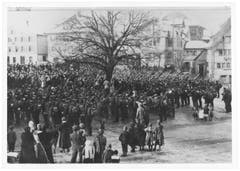 Besammlung von Truppen auf dem Landsgemeindeplatz in Appenzell – aufgenommen vermutlich zur Zeit des Ersten Weltkriegs. (Bild: Landesarchiv AI)