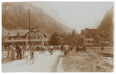 Alpabzug in Wasserauen beim Gasthaus Alpenrose. (Bild: Foto Frei & Co., St.Gallen/Landesarchiv AI)