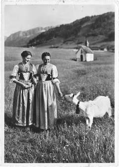 Innerrhoderinnen in Barärmeltracht mit einer Geiss. (Bild: Foto Gross, St.Gallen/Landesarchiv AI)