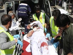 Afghanische Rettungskräfte bringen nach einem Autobombenanschlag einen Verletzten in einen Krankenwagen. (Bild: KEYSTONE/EPA/JAWAD JALALI)