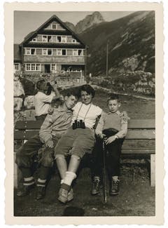 Wanderer vor dem Berggasthaus Bollenwees, um 1960. (Bild: Landesarchiv AI)