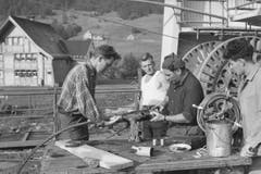 Die Installation des Tragseils der neuen Luftseilbahn Brülisau – Hoher Kasten, aufgenommen im Juni 1964. (Bild: Emil Grubenmann, Appenzell/Landesarchiv AI)