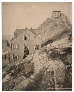 Das Berggasthaus Alter Säntis und die meteorologische Station, um 1890. (Bild: Landesarchiv AI)