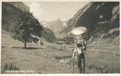Transport eines Chäschessis auf die Alp. (Bild: Foto Gross, St.Gallen/Landesarchiv AI)