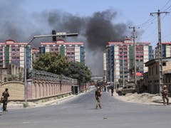 Nach der Explosion einer Autobombe in Kabul, steht Rauch über der afghanischen Hauptstadt. (Bild: KEYSTONE/EPA/HEDAYATULLAH AMID)