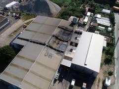 Nach einem Grossbrand in einem Produktionsbetrieb in Pratteln BL ist das betroffene Gebäude einsturzgefährdet. (Bild: Polizei Basel-Landschaft)