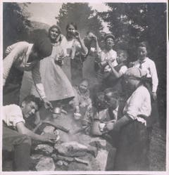 Pause an einer Feuerstelle, aufgenommen um 1920. (Bild: Fritz Zwissler, Appenzell/Landesarchiv AI)