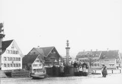 Der frühere Brunnen am Landsgemeindeplatz in Appenzell, um 1900. (Bild: Landesarchiv AI)