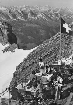 Die Terrasse des Berggasthauses Alter Säntis. (Bild: C. Schildknecht, Luzern/Landesarchiv AI)