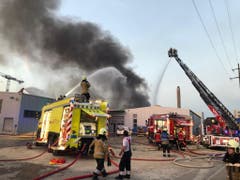 In Pratteln BL ist am Sonntagabend ein Produktionsbetrieb in Brand geraten. Im Einsatz standen rund 180 Personen von Feuerwehren, Polizei, Sanität und Krisenstab. (Bild: Polizei Basel-Landschaft)