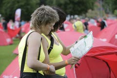 Wo geht's genau durch? Das Auffinden des eigenen roten Zelts unter Hunderten roter Zelte bedurfte manchmal einiger Kenntnisse im Kartenlesen.
