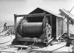Die Seilwinde auf dem Hohen Kasten für die Installation des Tragseils der neuen Luftseilbahn Brülisau – Hoher Kasten, aufgenommen am 4. Juni 1964. (Bild: Emil Grubenmann, Appenzell/Landesarchiv AI)