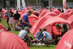 Teambesprechung zwischen den roten Zelten.