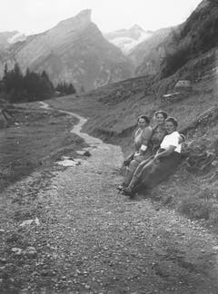 Wanderinnen kurz vor dem Seealpsee. (Bild: Landesarchiv AI)