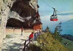 Das Wildkirchli und die Luftseilbahn Ebenalp. (Bild: Foto Gross, St.Gallen/Landesarchiv AI)