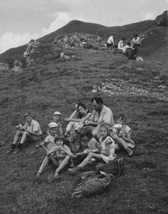 Mittags-Picknick beim Hohen Kasten. (Bild: Foto Comet, Zürich/Landesarchiv AI)