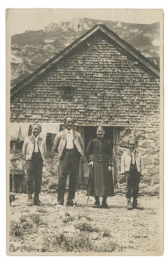Eine undatierte Aufnahme von Familie Signer (deren Spitzname lautete «Bleueles») auf der Widderalp. (Bild: Landesarchiv AI)