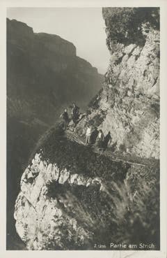 Wanderer auf dem Schrennenweg beim Strich. (Bild: Foto Gross, St.Gallen/Landesarchiv AI)