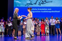 Lara Staub aus Steinhausen (rechts) bei der Diplomübergabe an der Lehrabschlussfeier vom KV und Detailhandel im Casino Zug. (Bild: Patrick Hürlimann, Zug, 28. Juni 2019)