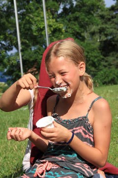 Ein Jogurt zu essen kann doch nicht so schwierig sein? (Lagerbild: Wolfsmeute Aurora der Pfadi St. Gallus Kriens, Steffisburg, 9. Juli 2019)