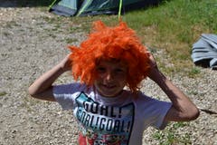 Luca mit der Perücke des königlichen Wächters. (Lagerbild: Wölfli der Pfadi Willisau, Grenchen, 7. Juli 2019)