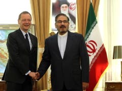Der französische Gesandte Emmanuel Bonne (l) traf am Mittwoch in Teheran den Vorsitzenden des Nationalen Sicherheitsrats, Ali Schamchani, um ein Scheitern des Atomabkommens mit dem Iran zu verhindern. (Bild: KEYSTONE/EPA/ABEDIN TAHERKENAREH)