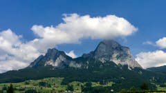 «Haben die Mythen einen Hut, bleibt das Wetter gut.» (Bild: Peter Bumbacher, Schwyz, 10. Juli 2019)