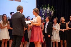 Antonia Matter erhält von Bildungsdirektor Res Schmid das Fähigkeitszeugnis zur Fachfrau Betreuung. (Bild: Edi Ettlin, Stans, 6. Juli 2019)
