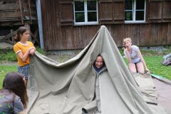 Zwergenhaus oder Zelt? (Lagerbild: Gruppe Coviya von Blauring Sempach, Männedorf, 8. Juli 2019)