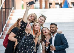 Selfiemachen nach der Lehrabschlussfeier vom KV und Detailhandel im Casino Zug. (Bild: Patrick Hürlimann, Zug, 28. Juni 2019)