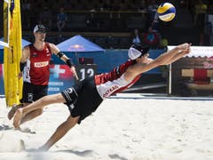 Marco Krattiger (links) schaut zu, wie sich sein Partner Mirco Gerson einen Ball erkämpft (Bild: KEYSTONE/PETER SCHNEIDER)