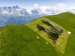 Das Werk symbolisiert nach Angaben der Initiatoren des Projekts die Freundschaft zwischen der Schweiz und Frankreich. Im Hintergrund die Dents de Midi. (Bild: Keystone/LAURENT GILLIERON)