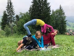 Familie Barbieri und ihre Menschenpyramide. (Lagerbild: Wölfli der Pfadi Pulvertum Ebikon, Wölfli, Sörenberg, 9. Juli 2019)