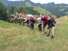 Neben Reitstunden gibt es auch Flugstunden mit den Bambusbesen auf dem Chanzelberg im Napfgebiet: «Die Högerlis laden uns freche Hexli dazu ein und bald heben wir ab, yuhee.» (Lagerbild: Reitferiencamp mit Maultieren, Willisau, 9. Juli 2019)